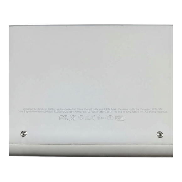 MacBook Pro 2009 Apple Laptop with Classic White Unibody - Picture 6 of 6